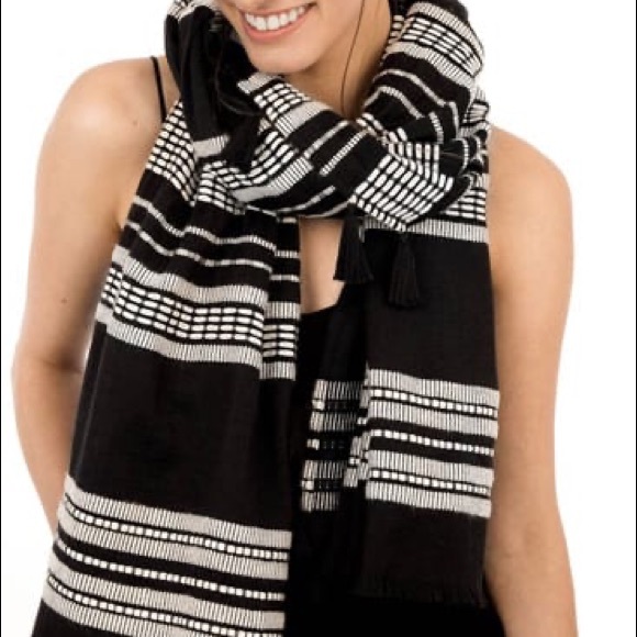 Stella and dot black and white scarf - Picture 3 of 3